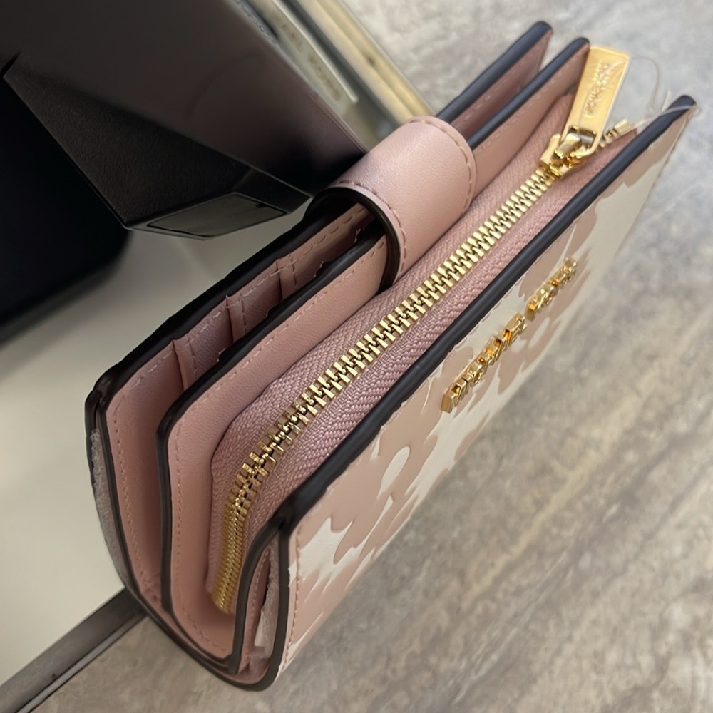 Michael Kors Jet Set Medium Floral Print Bi-Fold Wallet
POWDER BLUSH
NWT - Picture 6 of 16